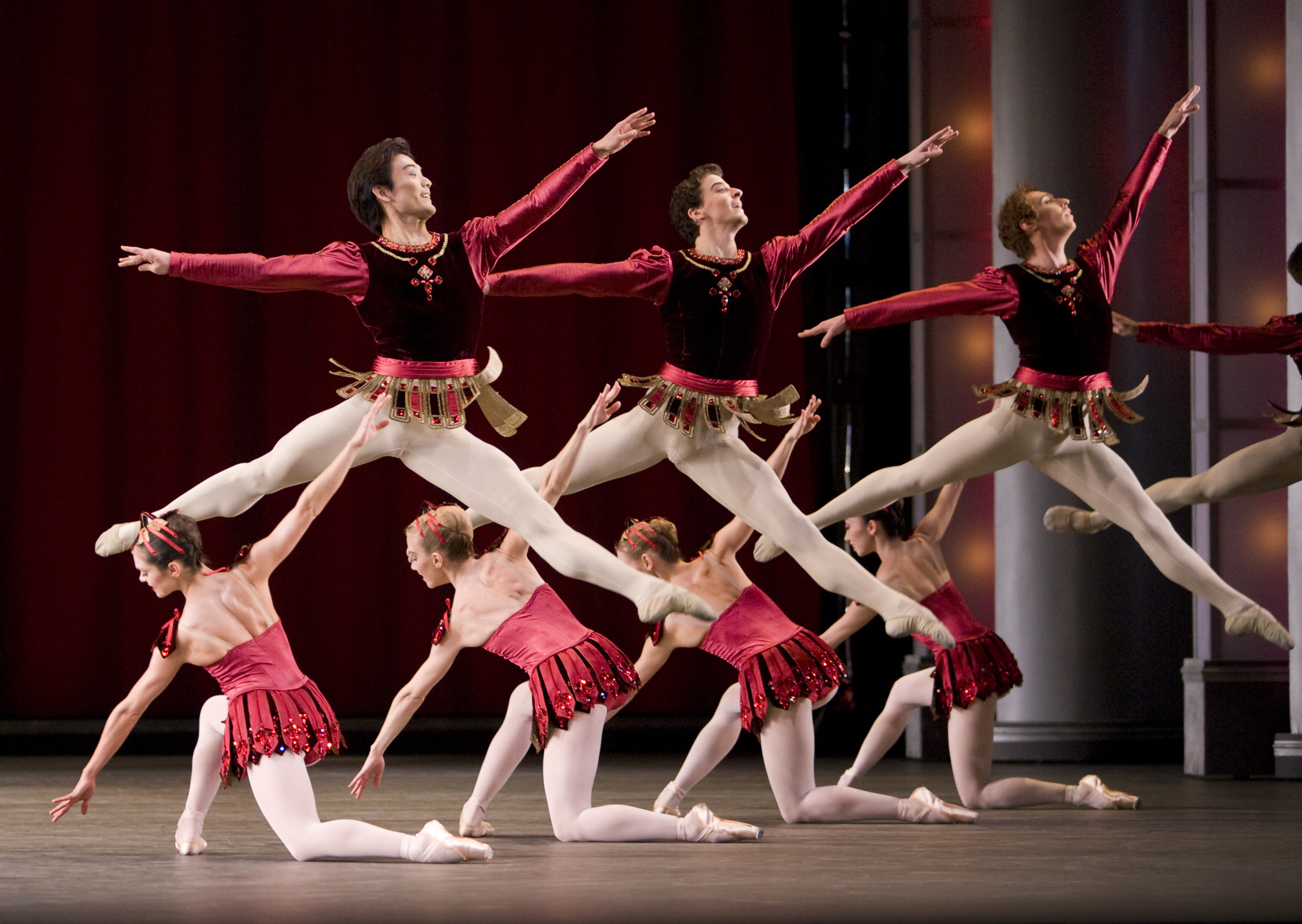http://markronan.files.wordpress.com/2011/09/2-danncers-of-the-royal-ballet-in-rubies-jewels-photo-roh-johan-persson.jpg